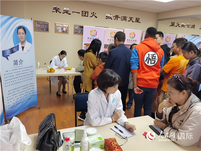 中醫(yī)專家為當(dāng)?shù)厝A僑華人提供中醫(yī)咨詢和診療服務(wù)。 （本報記者 楊謳 攝）