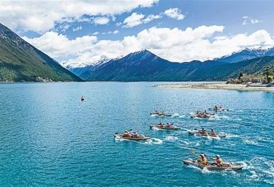 2024年4月20日，2024年巴松措國際漂流公開賽的選手在比賽中。 新華社記者 孫非攝