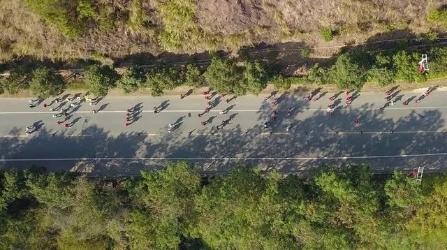 1月6日，健身愛好者在徒步活動中（無人機照片）。新華社記者 黃國保攝