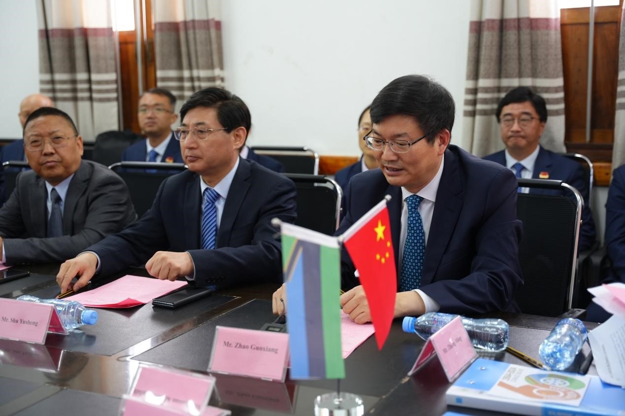 揚(yáng)州市衛(wèi)健委黨委書記趙國祥在衛(wèi)生部捐贈(zèng)儀式上發(fā)言。中國援桑醫(yī)療隊(duì)供圖