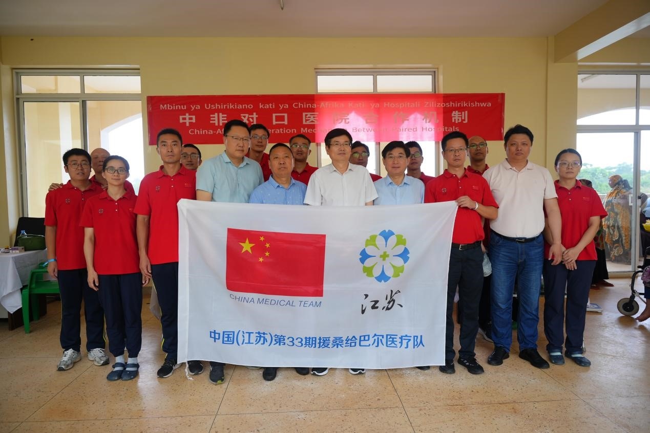 揚(yáng)州市衛(wèi)健系統(tǒng)代表團(tuán)和醫(yī)療隊(duì)在義診現(xiàn)場合影。中國援桑醫(yī)療隊(duì)供圖