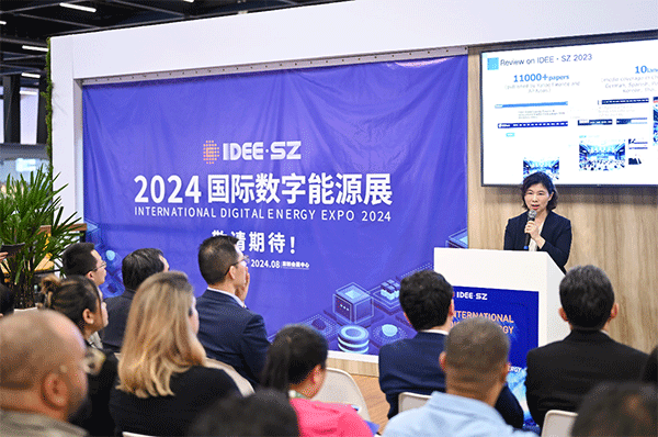 當(dāng)?shù)貢r(shí)間4月26日，深圳市發(fā)展和改革委員會(huì)主任郭子平在巴西圣保羅國(guó)際工程機(jī)械及礦山機(jī)械展上，對(duì)將于今年下半年在深圳市舉辦的2024國(guó)際數(shù)字能源展進(jìn)行了專題推介。 2024國(guó)際數(shù)字能源展組委會(huì)供圖