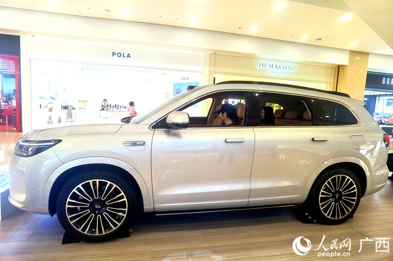  消費者在試駕汽車。人民網(wǎng)記者 陳燕攝