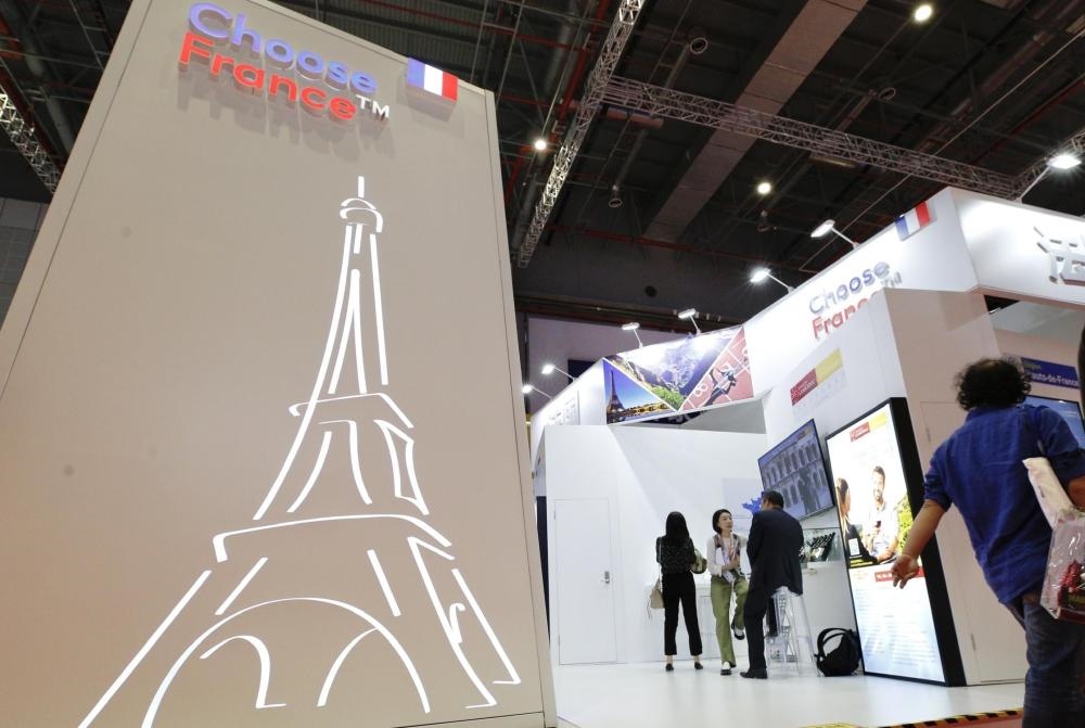 2019年11月5日，第二屆中國國際進(jìn)口博覽會在上海國家會展中心開幕。這是參觀者走過法國國家館。新華社記者 張玉薇 攝