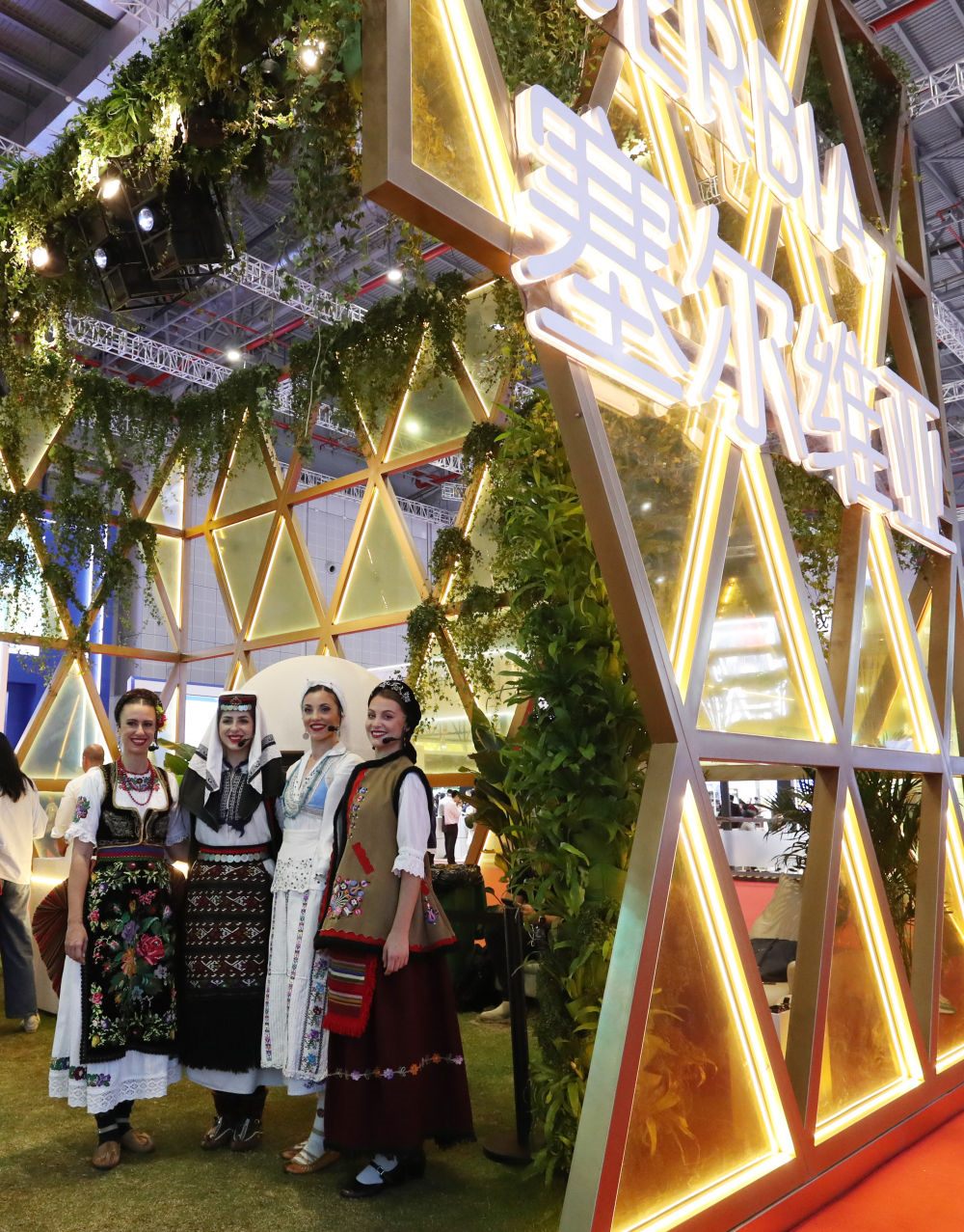 2023年11月6日，身著傳統(tǒng)服飾的演職人員在上海進(jìn)博會國家展塞爾維亞展臺迎接參觀者。第六屆進(jìn)博會國家展全面恢復(fù)線下舉辦，洪都拉斯、塞爾維亞、越南、南非、哈薩克斯坦作為本屆進(jìn)博會主賓國在國家展亮相。新華社記者 方喆 攝