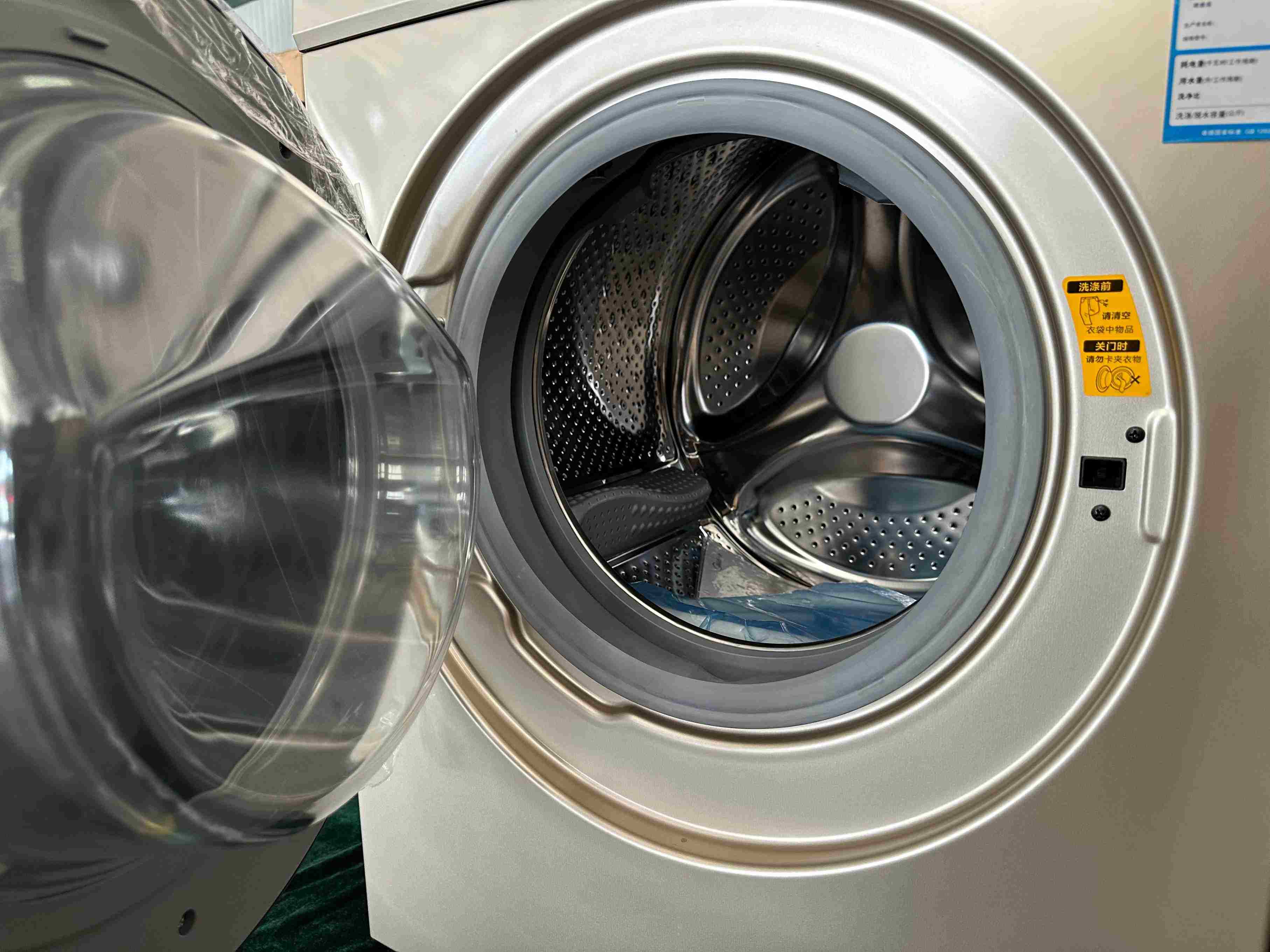 專案組民警查扣的洗衣機細節(jié)圖。人民網(wǎng)記者 郝萍攝