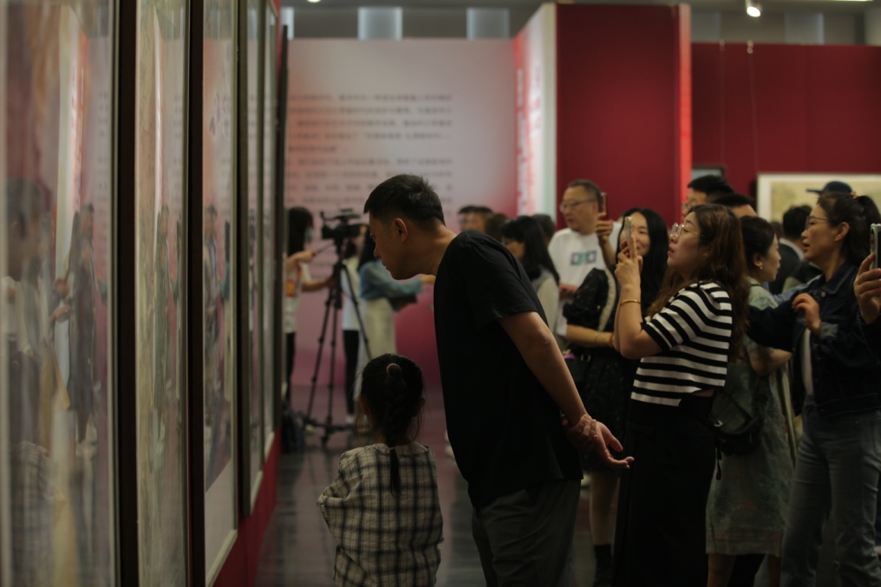 嘉賓及教研員、教師代表參觀展覽。主辦方供圖