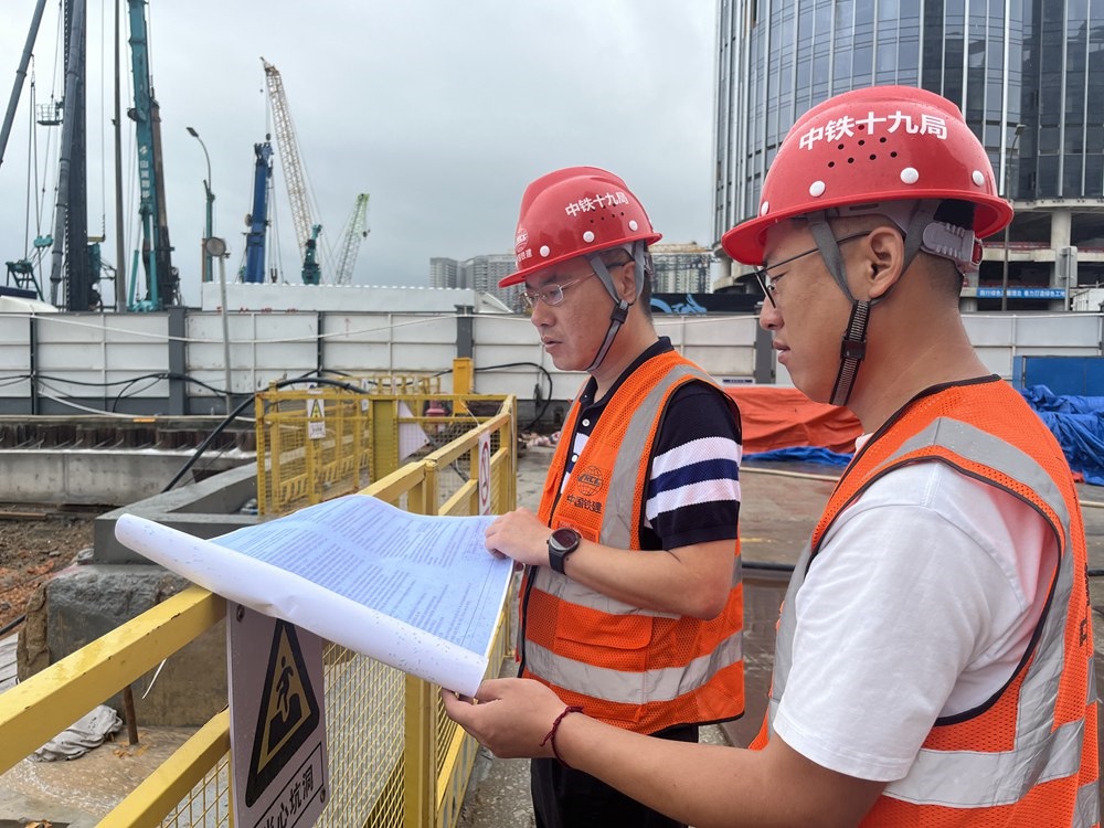 2024年4月26日，深圳市五一勞動(dòng)獎(jiǎng)?wù)芦@得者、中鐵十九局軌道公司項(xiàng)目副經(jīng)理夏荔（左）在穗莞深城際鐵路前皇段皇崗口岸站建設(shè)現(xiàn)場忙碌。新華社發(fā)