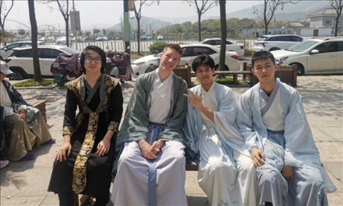 匈牙利學(xué)生與襄陽三十六中學(xué)生友好交流。