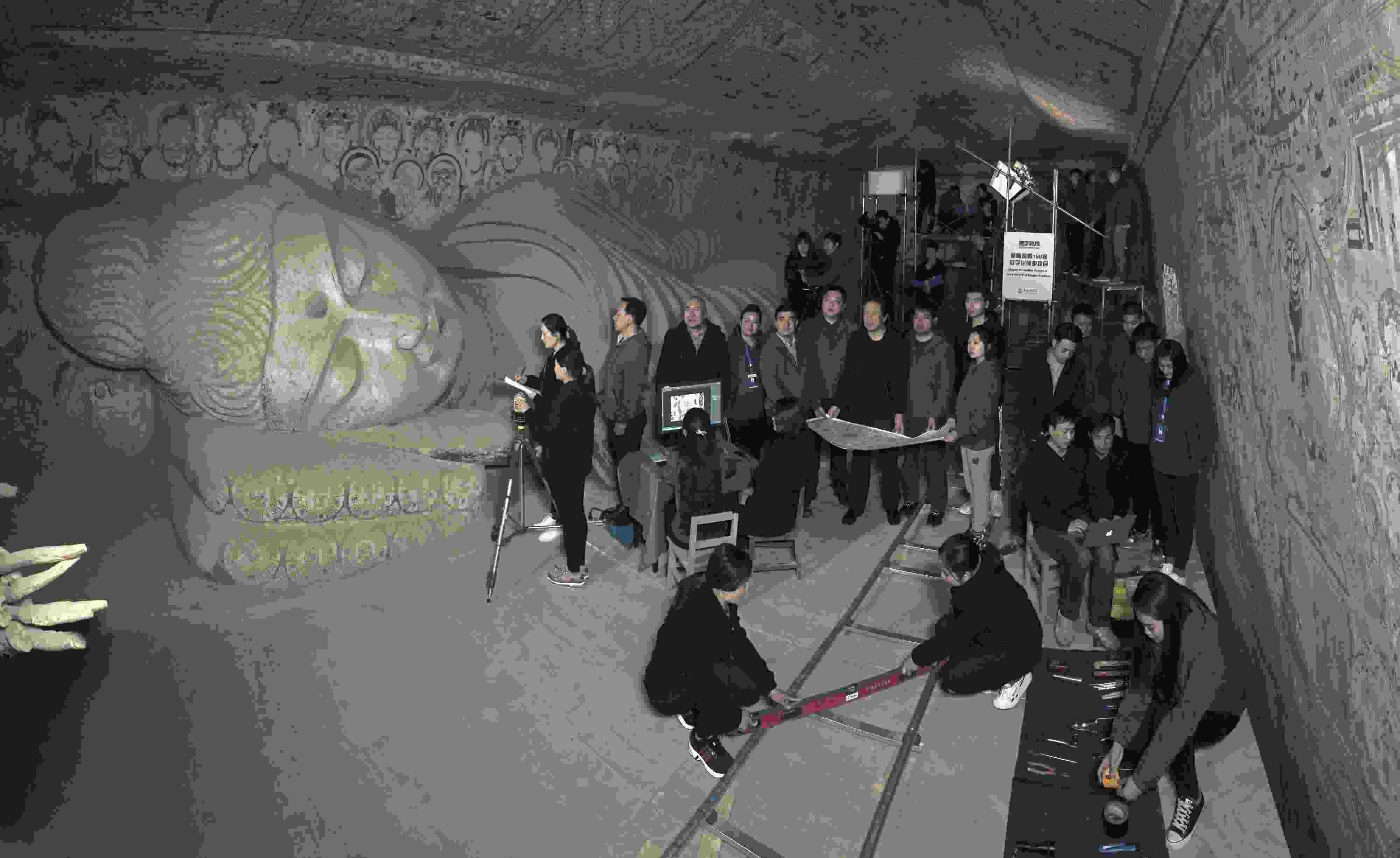 敦煌研究院文物數(shù)字化團(tuán)隊(duì)在莫高窟第158窟工作現(xiàn)場(chǎng)。敦煌研究院供圖