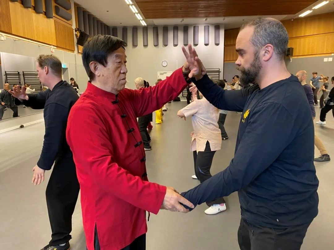 陳正雷老師親自示范指導(dǎo)。斯德哥爾摩中國(guó)文化中心供圖