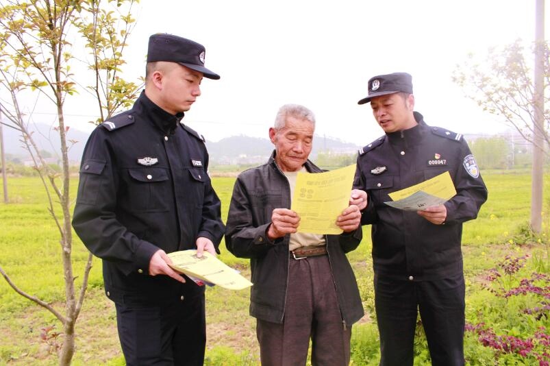 向村民宣傳反詐知識(shí)。