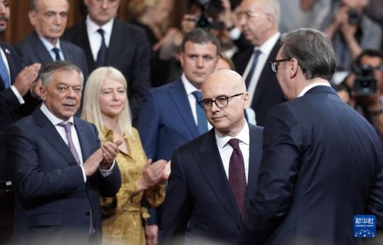  5月2日，在塞爾維亞貝爾格萊德，新一任政府總理武切維奇（中）出席就職儀式。新華社發(fā)（普雷德拉格·米洛薩夫列維奇攝）