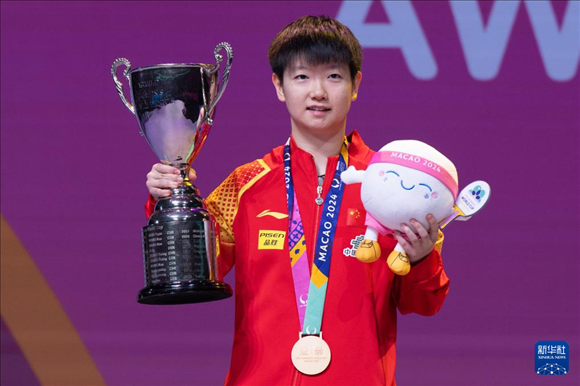 2024年4月21日，在2024年澳門國際乒聯(lián)女子世界杯決賽中，孫穎莎奪得冠軍。圖為孫穎莎在頒獎臺上。新華社記者 張金加 攝