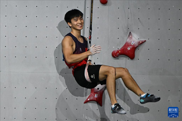 2024年4月13日，在江蘇吳江舉行的2024年國際攀聯(lián)攀巖世界杯（吳江站）男子速度決賽中，中國選手伍鵬獲得冠軍。圖為中國選手伍鵬在決賽后慶祝。新華社發(fā)（王須中攝）