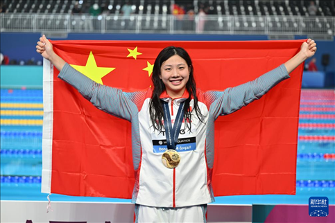 2024年2月13日，2024年世界游泳錦標賽游泳項目女子100米蛙泳決賽在卡塔爾多哈舉行。圖為冠軍中國選手唐錢婷在頒獎儀式后慶祝。新華社記者 薛宇舸 攝