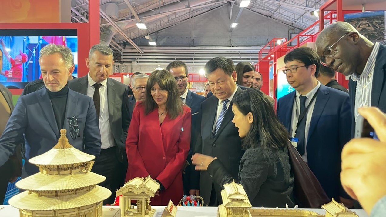 巴黎市市長(zhǎng)安妮·伊達(dá)爾戈參觀展覽。主辦方供圖