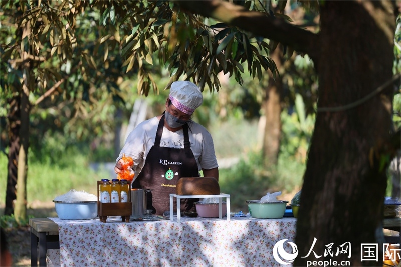 工作人員正在準(zhǔn)備特色果汁。人民網(wǎng)記者 白元琪攝