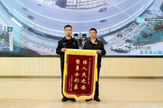 公交車上他一聲大吼！魏杰，好樣的！