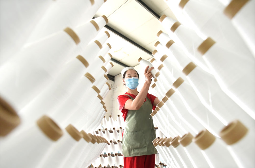 2024年5月1日，工人在山東省淄博市沂源縣悅莊工業(yè)園一玻纖企業(yè)整理加工的產(chǎn)品。新華社發(fā)（趙東山攝）