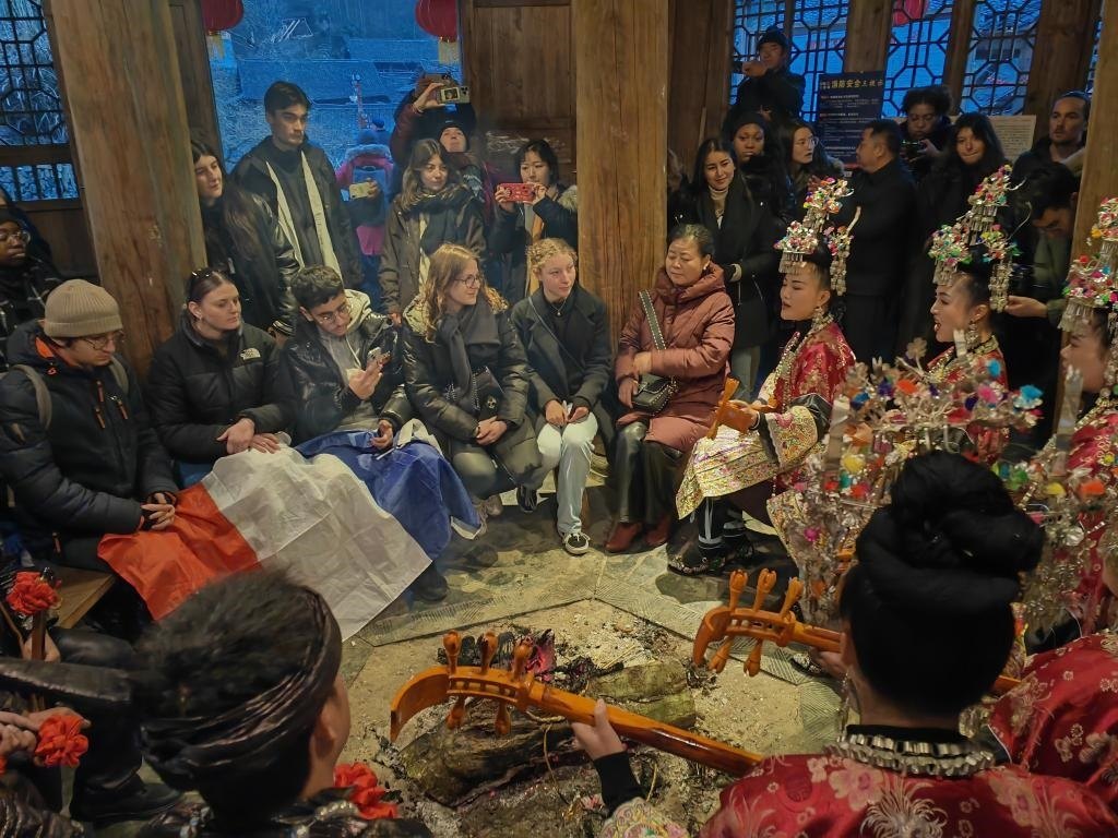 法國青年在榕江體驗(yàn)民俗文化。新華社記者 羅羽 攝