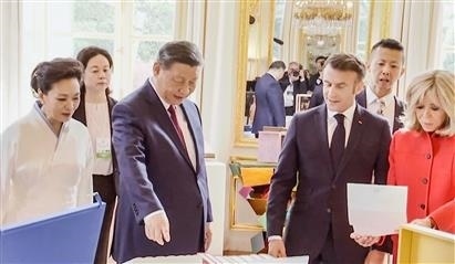 △當(dāng)?shù)貢r(shí)間5月6日下午，在中法領(lǐng)導(dǎo)人會(huì)談前，習(xí)近平主席向馬克龍總統(tǒng)贈(zèng)送中國(guó)翻譯的法國(guó)小說(shuō)。