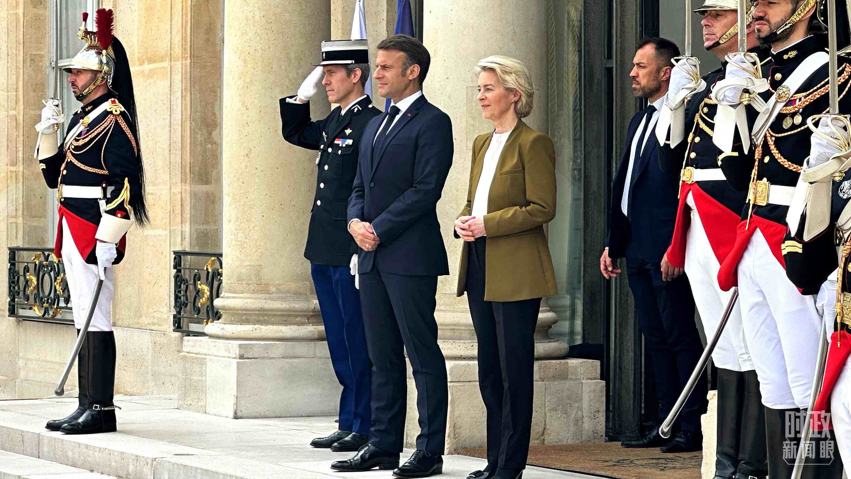 △中法歐領(lǐng)導(dǎo)人三方會(huì)晤后，馬克龍總統(tǒng)和馮德萊恩主席將習(xí)主席送至上車處。（總臺(tái)央視記者關(guān)舟拍攝）