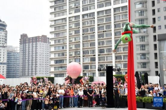 5月7日，演員在長沙國金中心表演木偶劇。新華社記者 陳振海 攝