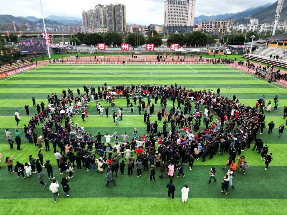 比賽結(jié)束后，兩隊(duì)隊(duì)員、親友團(tuán)和大批觀眾手拉手跳起侗族舞蹈。新華社發(fā)（王炳真攝）