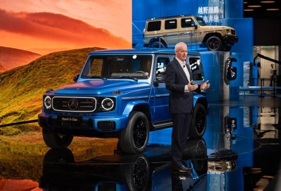 4月25日，在北京中國國際展覽中心順義館舉行的2024北京車展上，梅賽德斯—奔馳集團股份公司董事會成員唐仕凱介紹梅賽德斯—奔馳純電G級越野車。新華社記者 才揚 攝