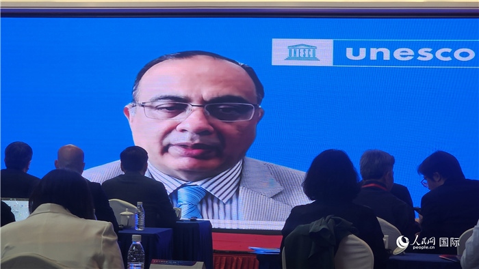 聯(lián)合國教科文組織駐華代表處代表夏澤翰通過視頻致辭。人民網(wǎng)記者 萬宇攝