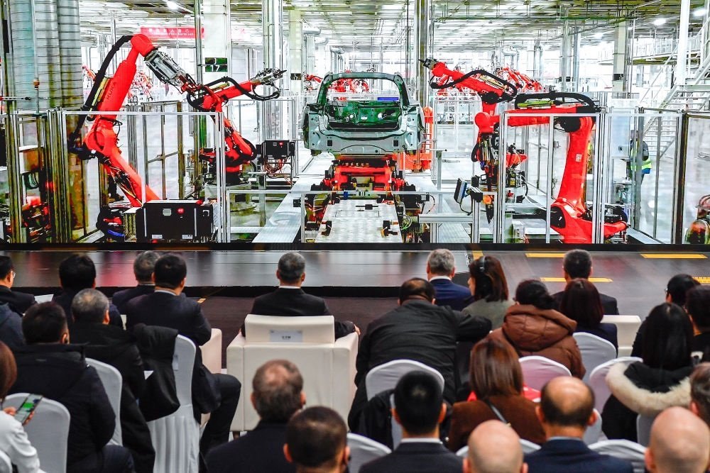 2024年1月26日，奧迪一汽新能源汽車(chē)有限公司預(yù)批量生產(chǎn)正式啟動(dòng)，嘉賓觀(guān)看奧迪一汽新能源汽車(chē)有限公司生產(chǎn)車(chē)間的宣傳短片。新華社記者 許暢 攝