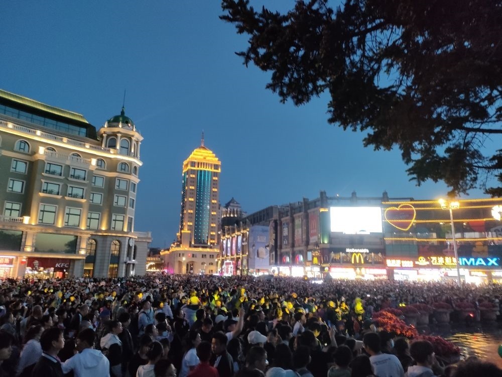 “五一”假期，哈爾濱松花江畔游人如織（2024年5月2日攝）。新華社記者 朱悅 攝