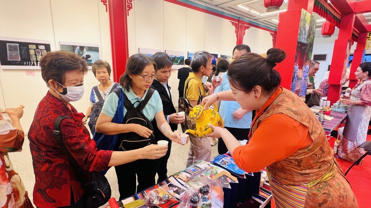 觀眾爭相體驗酥油茶。曼谷中國文化中心供圖