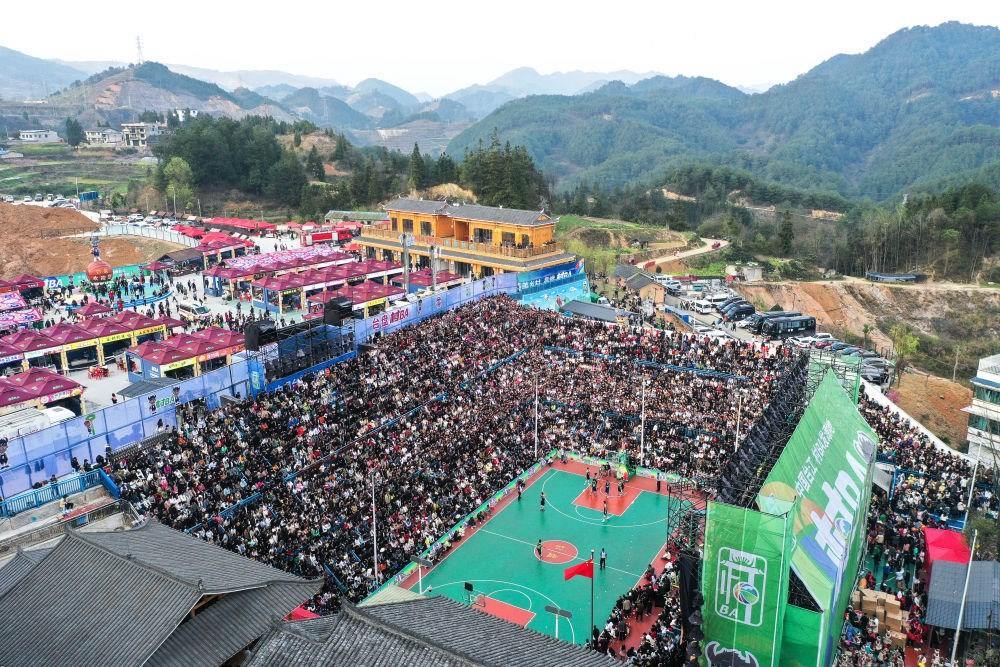貴州省臺江縣舉辦的2024年“村BA”球王爭霸賽現(xiàn)場（2024年3月22日攝，無人機(jī)照片）。新華社記者 楊文斌 攝