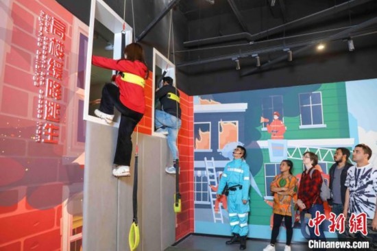 5月9日，留學(xué)生體驗?zāi)M高樓緩降逃生。張鷹 攝