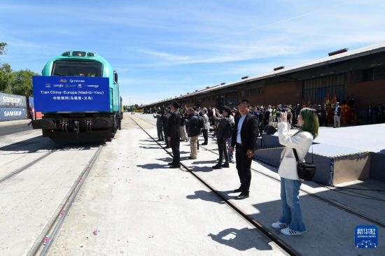 5月8日，在西班牙馬德里，嘉賓們參加中歐班列（義烏—馬德里）開行十周年紀念號班列發(fā)車儀式。新華社發(fā)（古斯塔沃·巴連特攝）