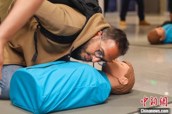 5月9日，留學(xué)生利用假人道具練習(xí)心肺復(fù)蘇技巧。張鷹 攝