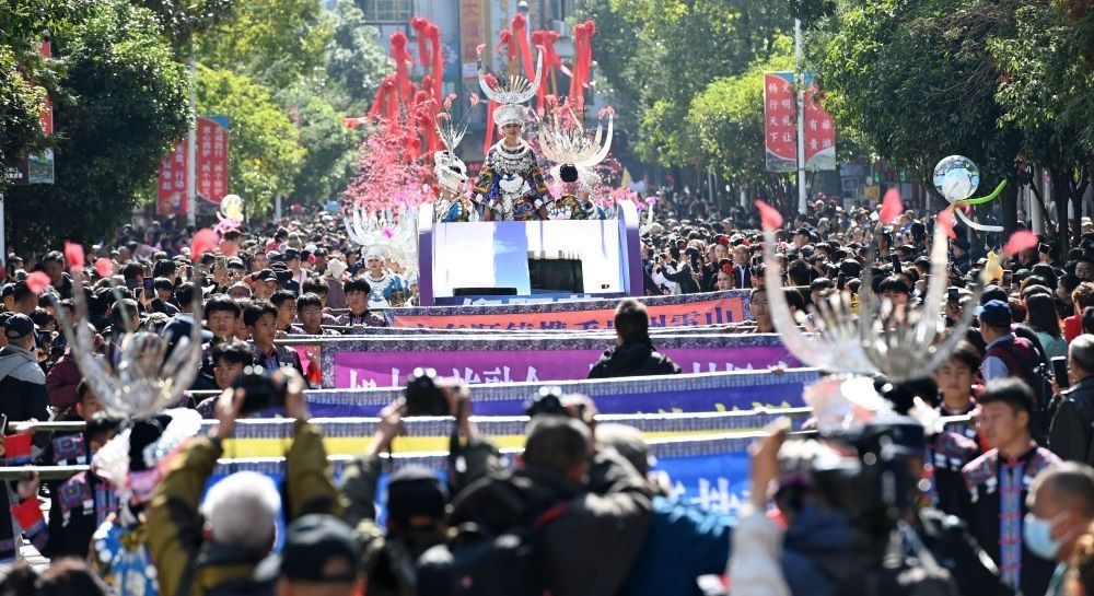 在貴州雷山縣縣城，苗族群眾身著盛裝，載歌載舞參加苗年和鼓藏節(jié)的巡游活動（2023年11月16日攝）。新華社記者 楊楹 攝