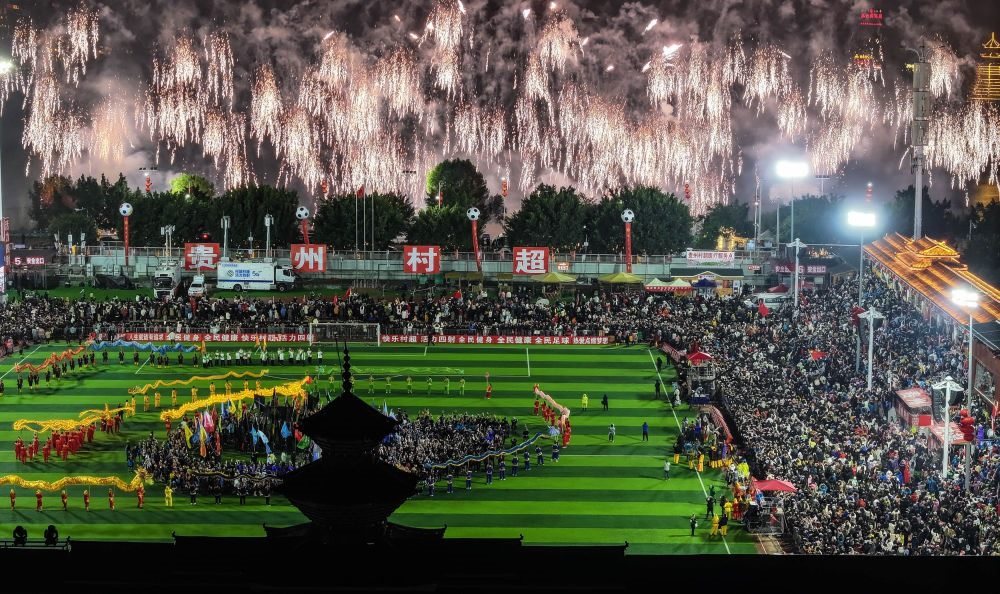 在貴州省榕江縣舉行的2024全國“村晚”示范展示活動暨貴州“村超村晚”活動中，音樂煙花秀精彩上演（2024年2月3日攝，無人機(jī)照片）。新華社記者 劉續(xù) 攝