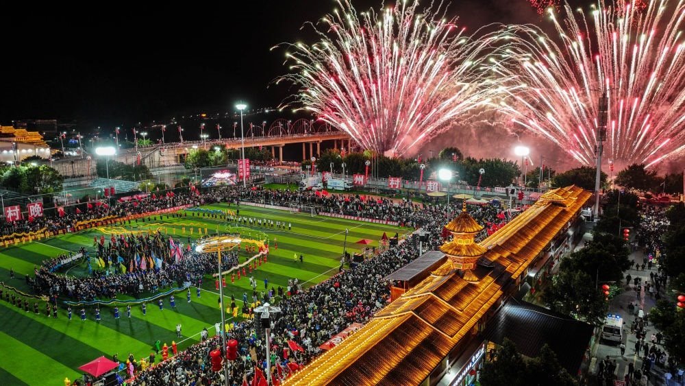 在貴州省榕江縣舉行的2024全國“村晚”示范展示活動暨貴州“村超村晚”活動中，音樂煙花秀精彩上演（2024年2月3日攝，無人機(jī)照片）。新華社記者 劉續(xù) 攝
