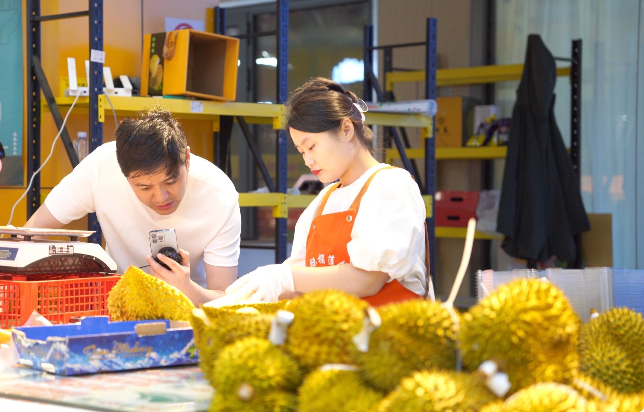 榴蓮商家正在通過手機(jī)直播銷售榴蓮。人民網(wǎng)記者申佳平 攝