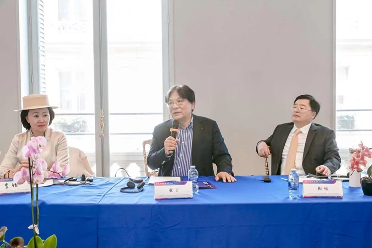 法中交流促進會會長、作家、翻譯家、法國最高榮譽騎士勛章獲得者亞丁發(fā)言（圖片：中國傳媒大學