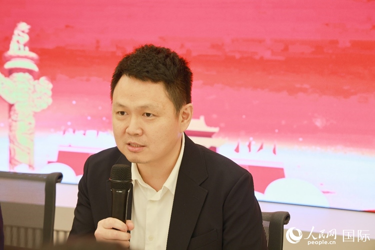 中國(guó)駐里約熱內(nèi)盧總領(lǐng)館副總領(lǐng)事王尉育在座談會(huì)上致辭。人民網(wǎng)記者 陳海琪攝