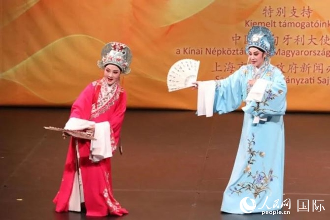 “玉蘭花開·魅力上?！弊哌M布達佩斯。葉辰亮攝