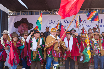 奧魯羅公路項(xiàng)目開工儀式現(xiàn)場，?？偨y(tǒng)路易斯·阿爾塞宣布項(xiàng)目開工。中國中鐵供圖