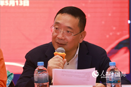 巴西文協(xié)主席上官建峰在座談會上致辭。人民網(wǎng)記者 陳海琪攝