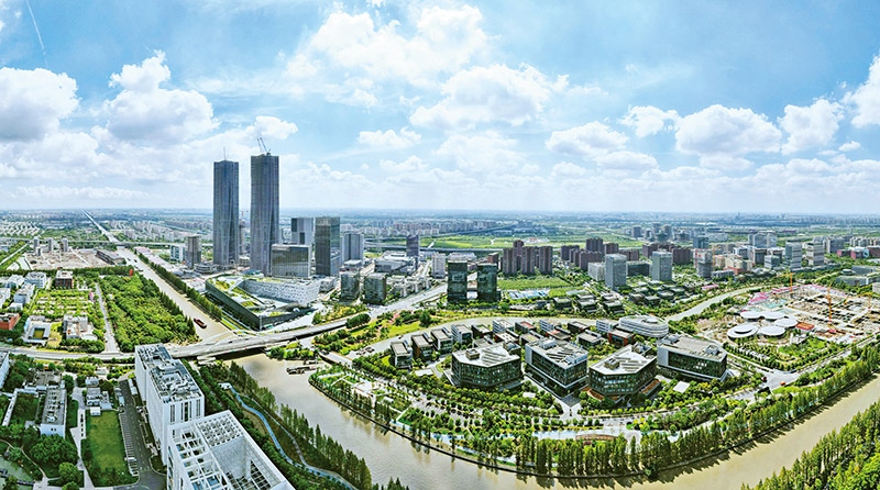 建立全國第一個(gè)國際貿(mào)易“單一窗口”，開設(shè)全國第一批自由貿(mào)易賬戶，設(shè)立全國第一家外商獨(dú)資醫(yī)院、第一家外商獨(dú)資公募基金公司、第一家外商獨(dú)資汽車制造企業(yè)……中國（上海）自由貿(mào)易試驗(yàn)區(qū)掛牌以來，誕生了若干個(gè)“全國第一”，在制造業(yè)、金融業(yè)等數(shù)十個(gè)開放領(lǐng)域，實(shí)現(xiàn)一批全國首創(chuàng)項(xiàng)目落地。圖為上海自貿(mào)區(qū)張江片區(qū)（2023年9月10日攝，無人機(jī)照片）。 新華社記者 方喆/攝