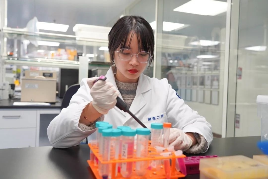 倪楚君在實驗中。浙江大學(xué)供圖