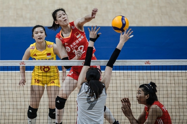 李盈瑩(上)扣球。圖片來源：國際排聯(lián)